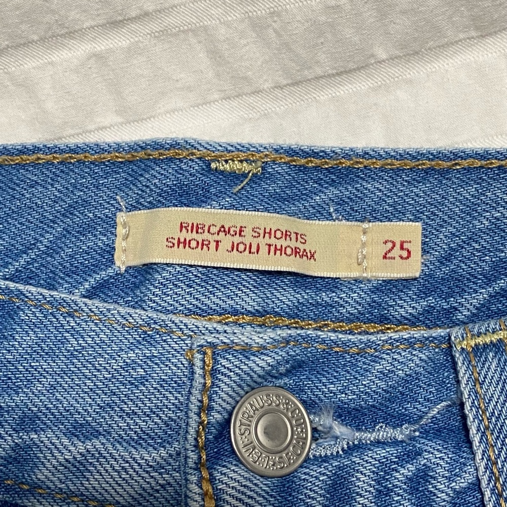 Levi’s Ribcage Shorts - Picture 2 of 3
